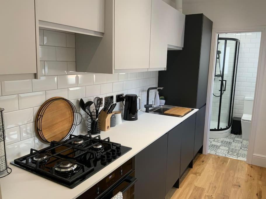 Centrally Located In Of Idas Place - Two Bedrooms Each With A Kingsize Bed