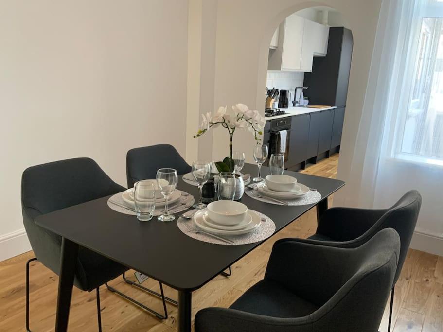 Holiday home Centrally Located In Of Idas Place - Two Bedrooms Each With A Kingsize Bed Lincoln