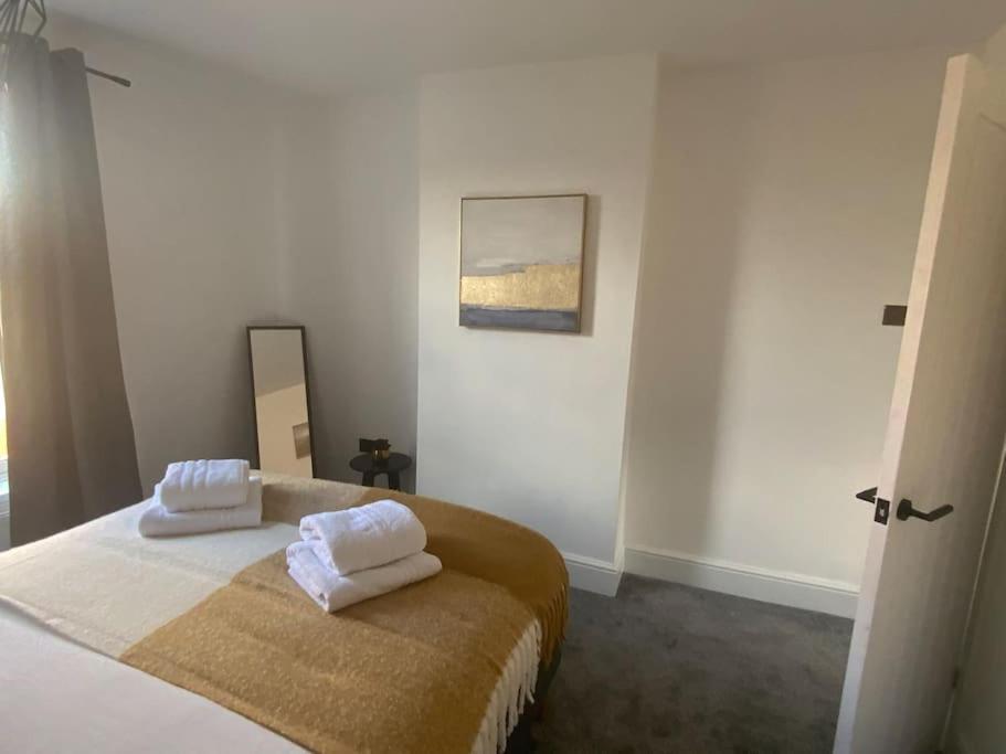 Centrally Located In Of Idas Place - Two Bedrooms Each With A Kingsize Bed Lincoln