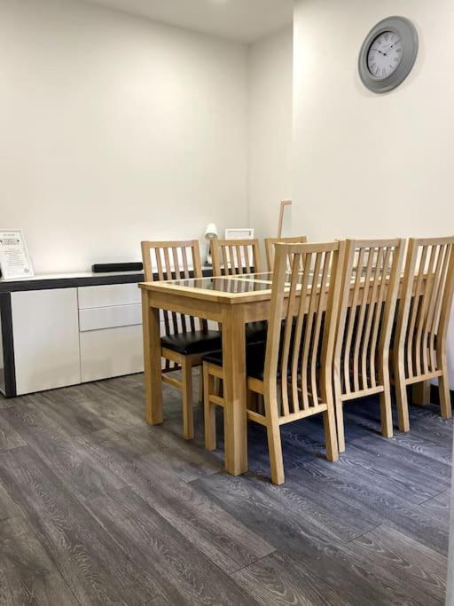 Area Terraced House With Private Hot Tub Holiday home *