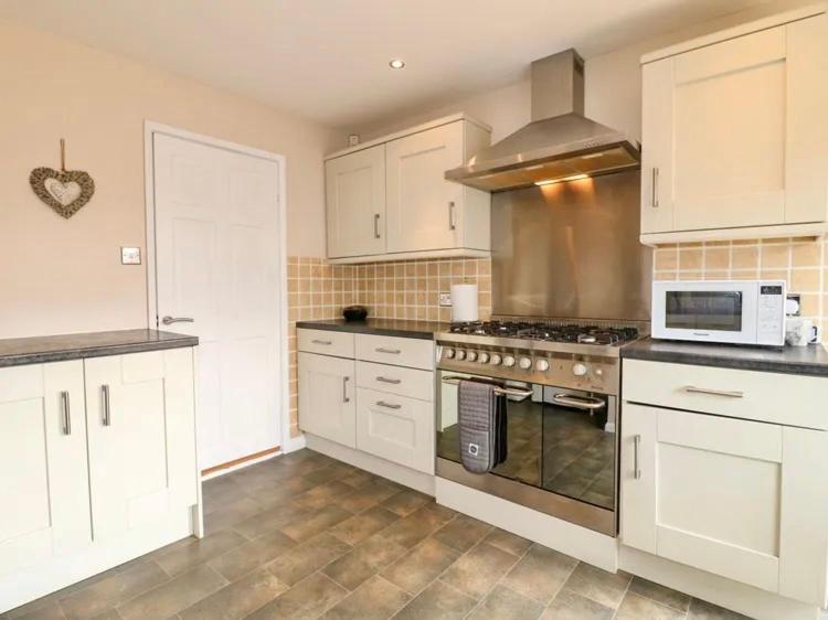 Hunters Lodge, With Parking For One Car * Lincoln