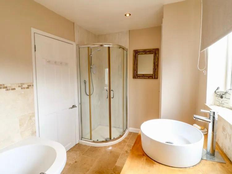Hunters Lodge, With Parking For One Car * Lincoln