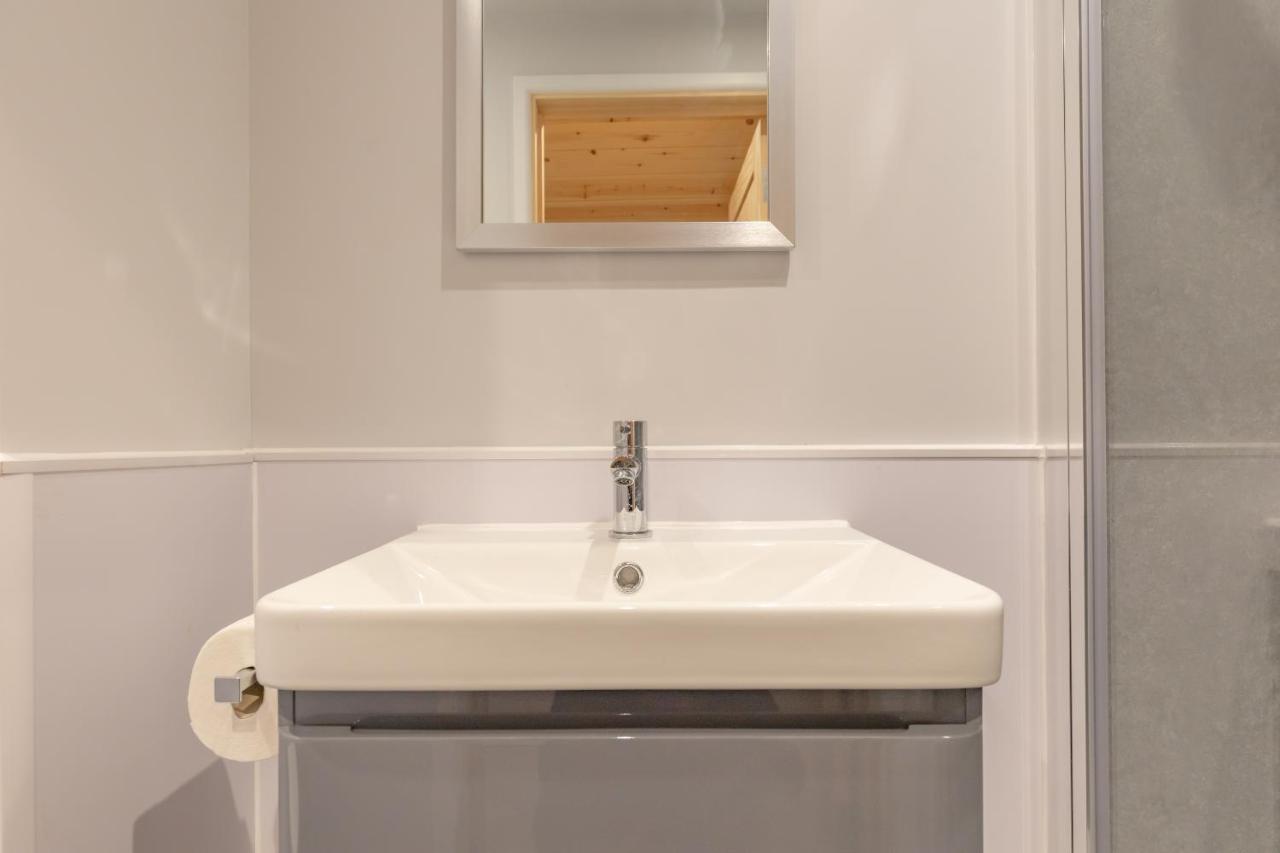 The Man, Eco-friendly Cabin In The Lincolnshire Countryside With Heating And Hot Water Apartment