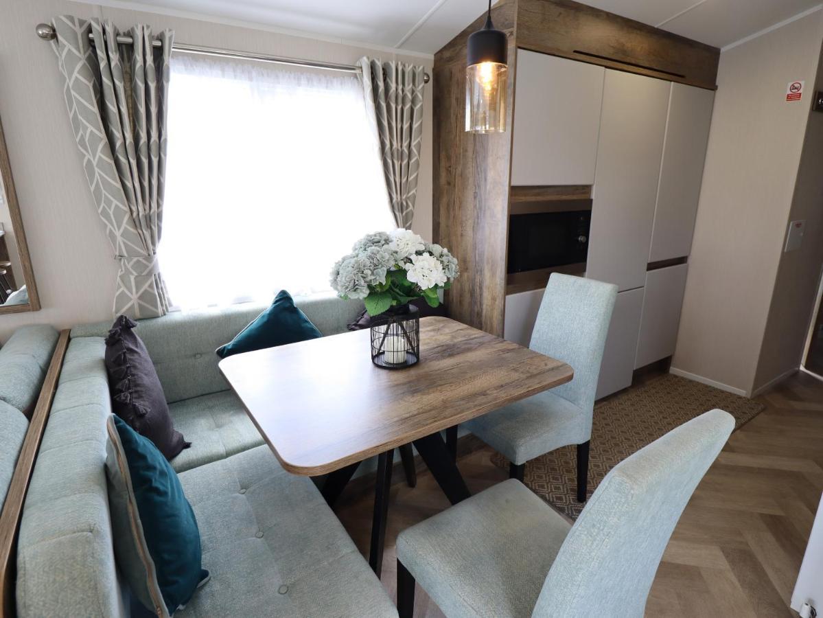 5 Wilkinson Way * Lincoln