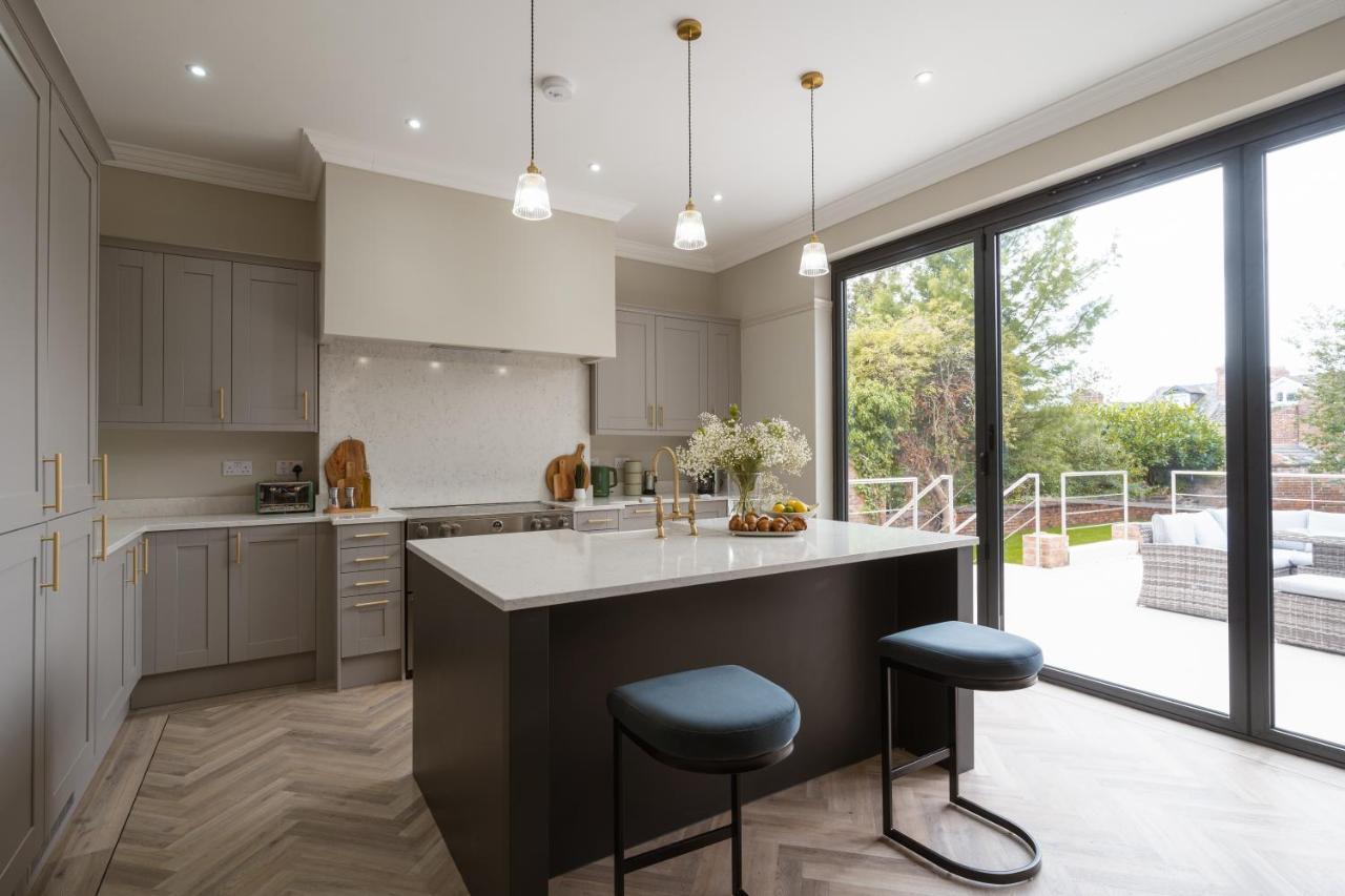 Our House Collective - Luxury In Centre, Hot Tub, Sleeps 16 *