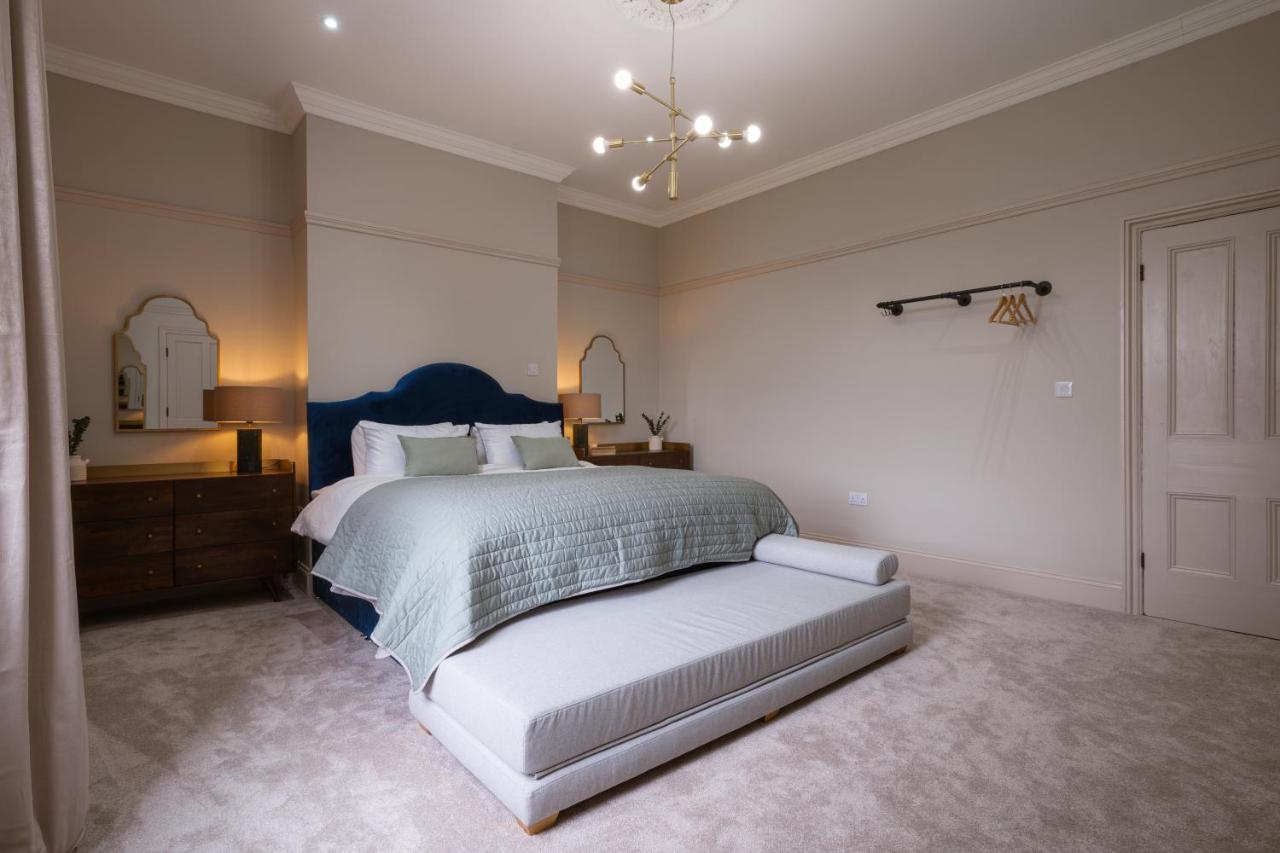Casa de férias Our House Collective - Luxury In Centre, Hot Tub, Sleeps 16 *