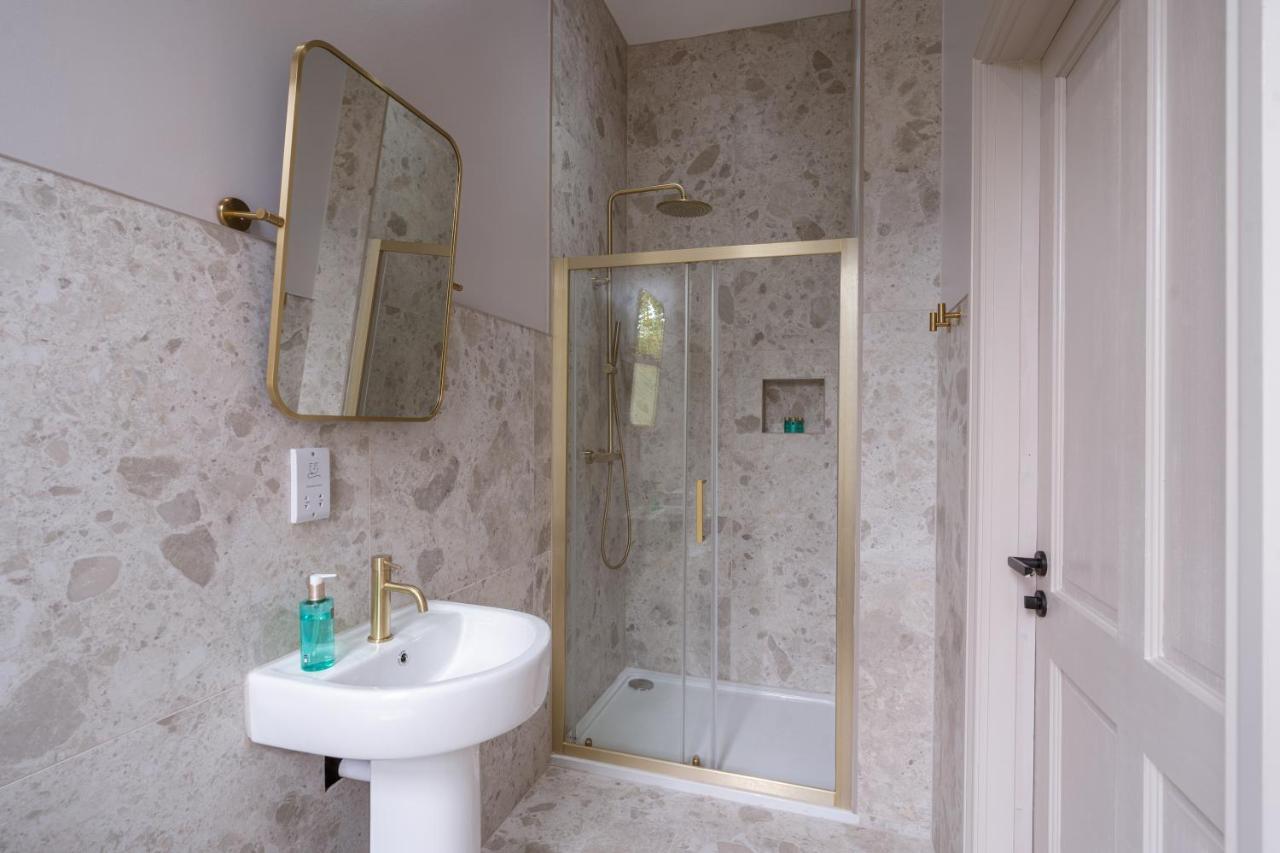 Our House Collective - Luxury In Centre, Hot Tub, Sleeps 16
