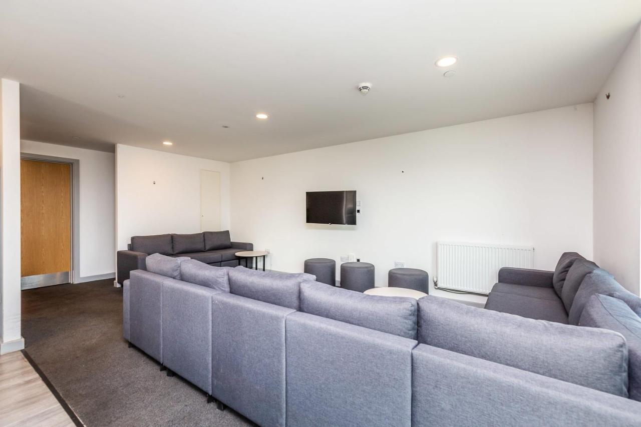 Spacious Ensuite With Shared Kitchen *