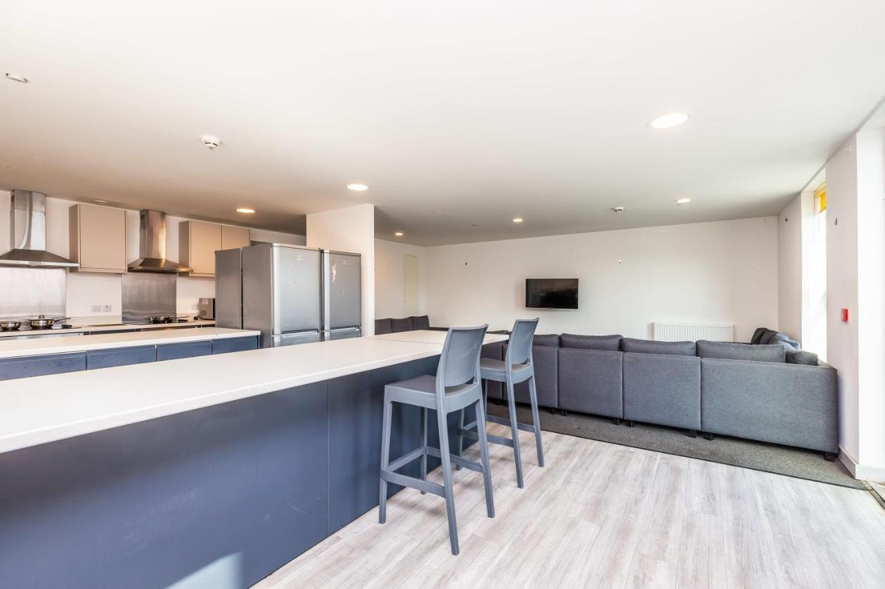 Spacious Ensuite With Shared Kitchen *