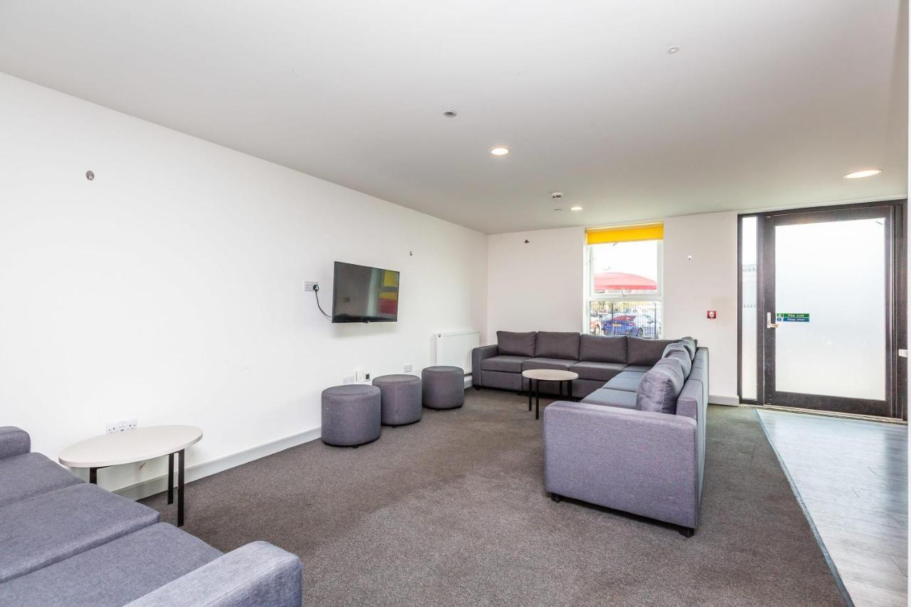 Spacious Ensuite With Shared Kitchen