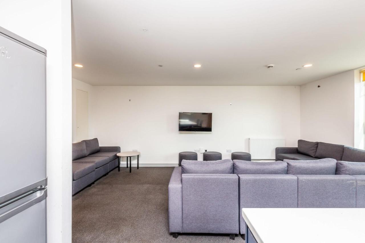 Spacious Ensuite With Shared Kitchen