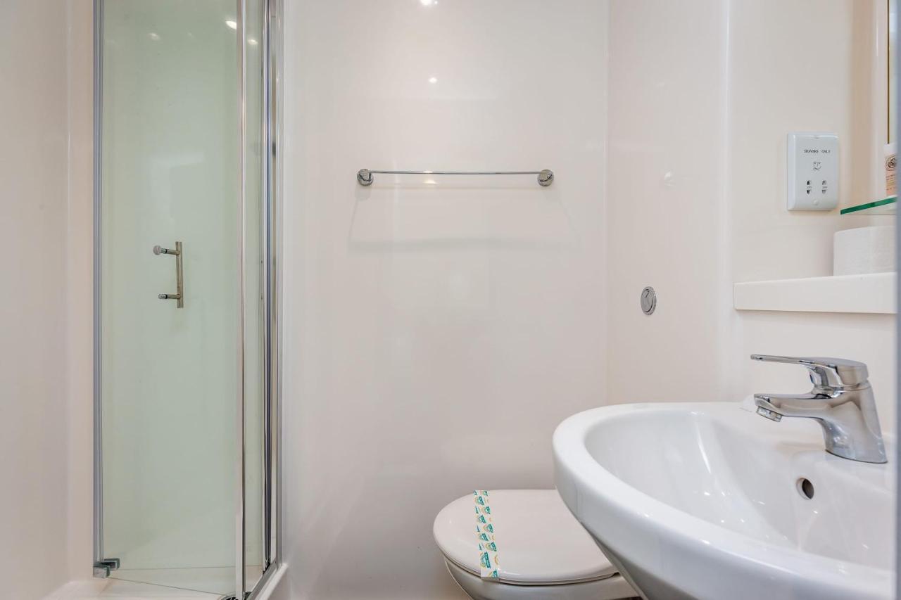 Spacious Ensuite With Shared Kitchen Holiday home *