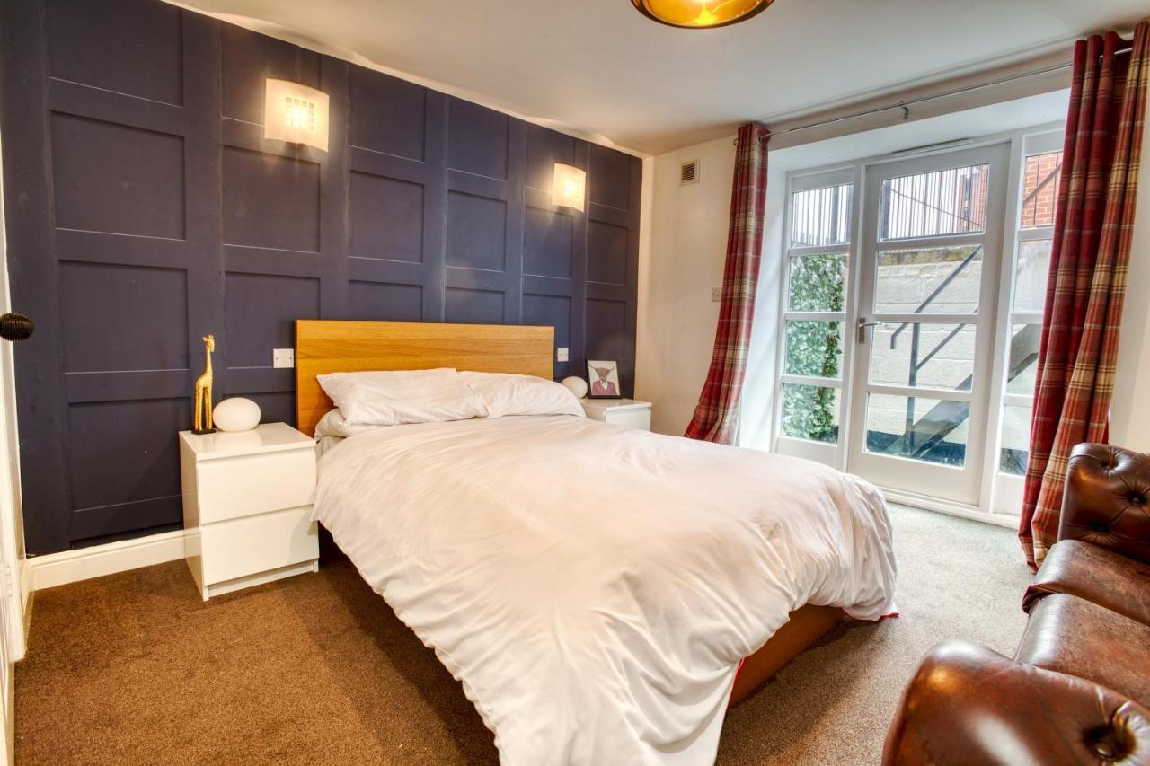 Pass The Keys 2 Bed Flat In Old School House Apartment *