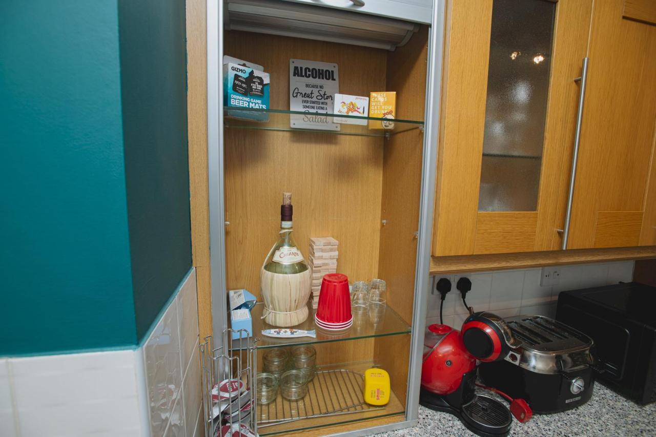 Pass The Keys 2 Bed Flat In Old School House Apartment *