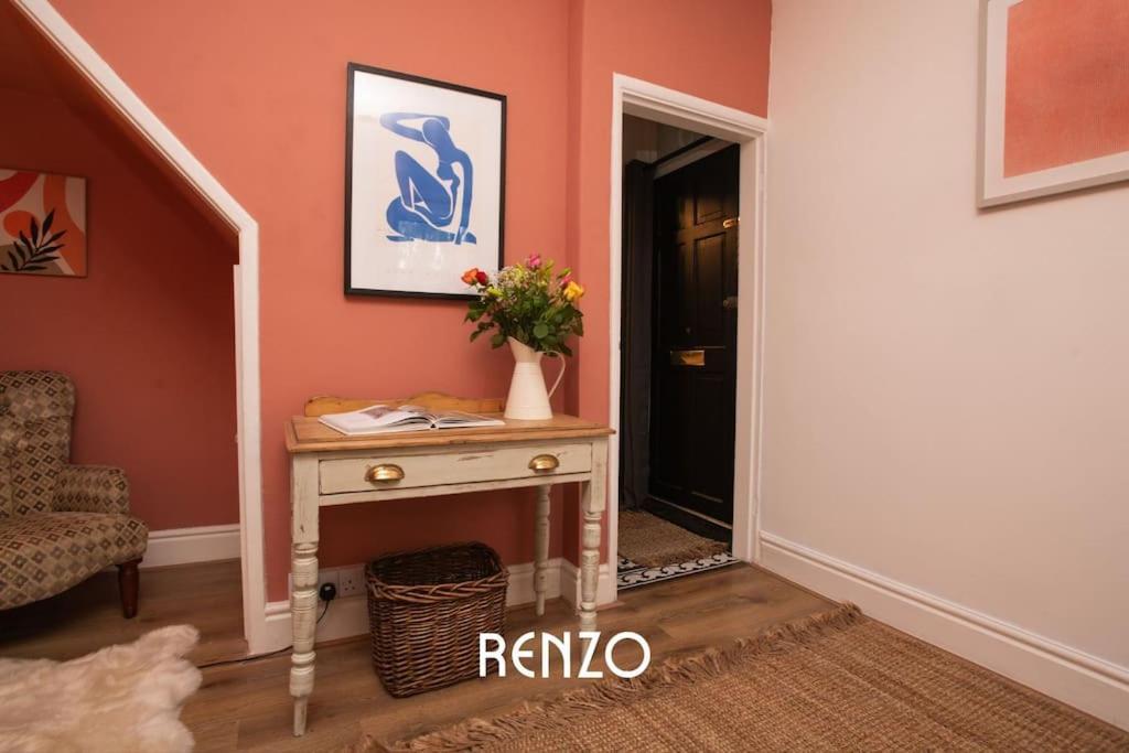 Apartment Cosy And Inviting 3-bed In By Renzo, Stunning Design, Close To Cathedral!
