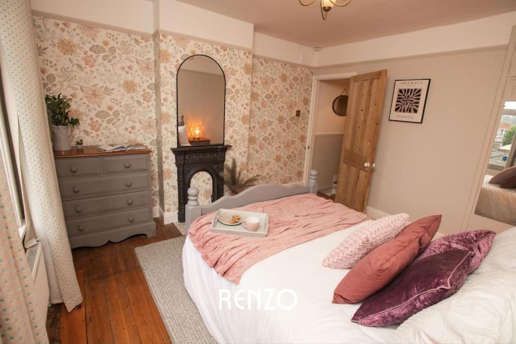 Cosy And Inviting 3-bed In By Renzo, Stunning Design, Close To Cathedral! *
