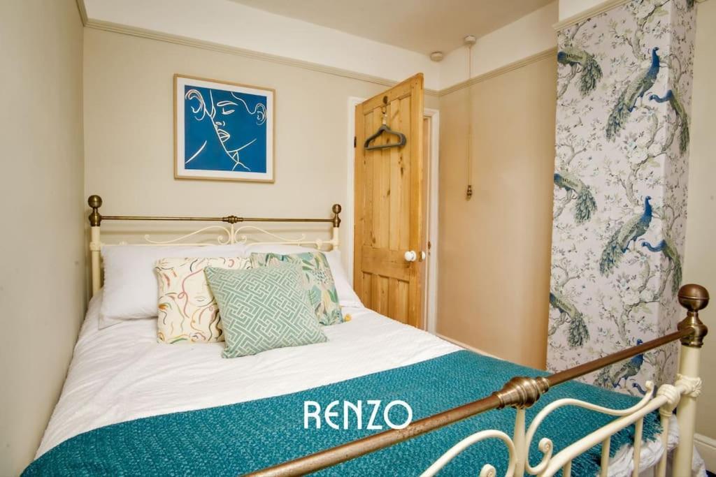 Apartment Cosy And Inviting 3-bed In By Renzo, Stunning Design, Close To Cathedral!