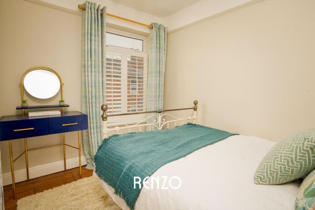 Cosy And Inviting 3-bed In By Renzo, Stunning Design, Close To Cathedral! *