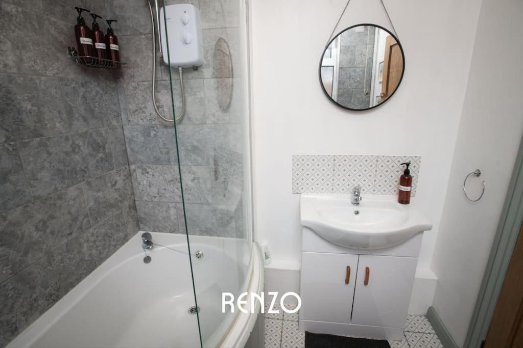 Cosy And Inviting 3-bed In By Renzo, Stunning Design, Close To Cathedral! Apartment