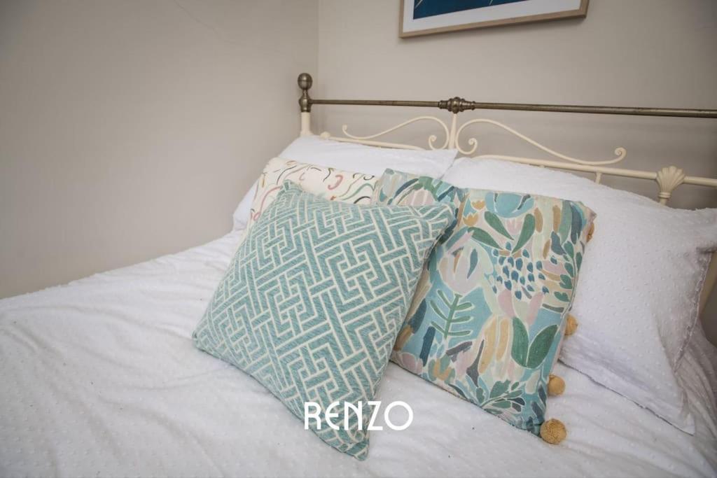 Apartment Cosy And Inviting 3-bed In By Renzo, Stunning Design, Close To Cathedral!