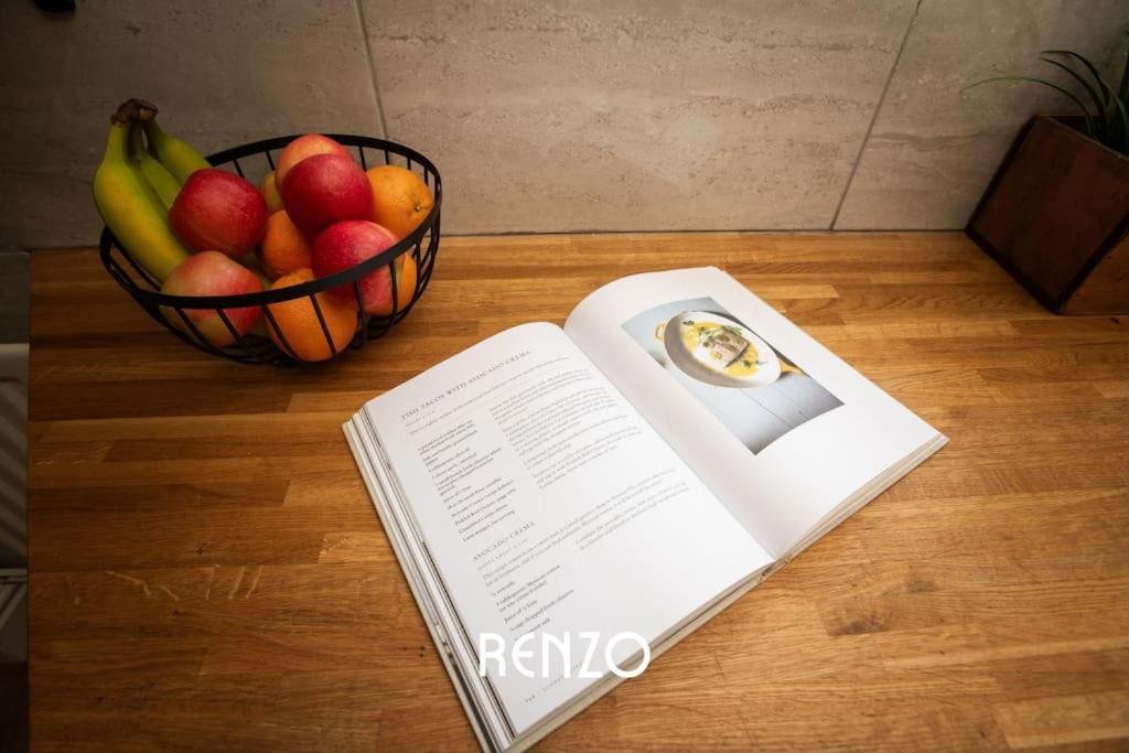 Apartment Cosy And Inviting 3-bed In By Renzo, Stunning Design, Close To Cathedral!