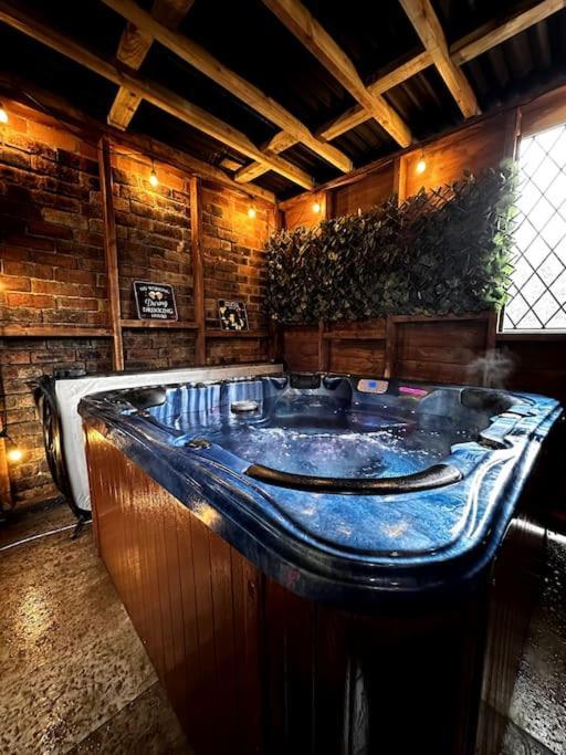 Modern And Spacious House With Hot Tub Apartamento Lincoln