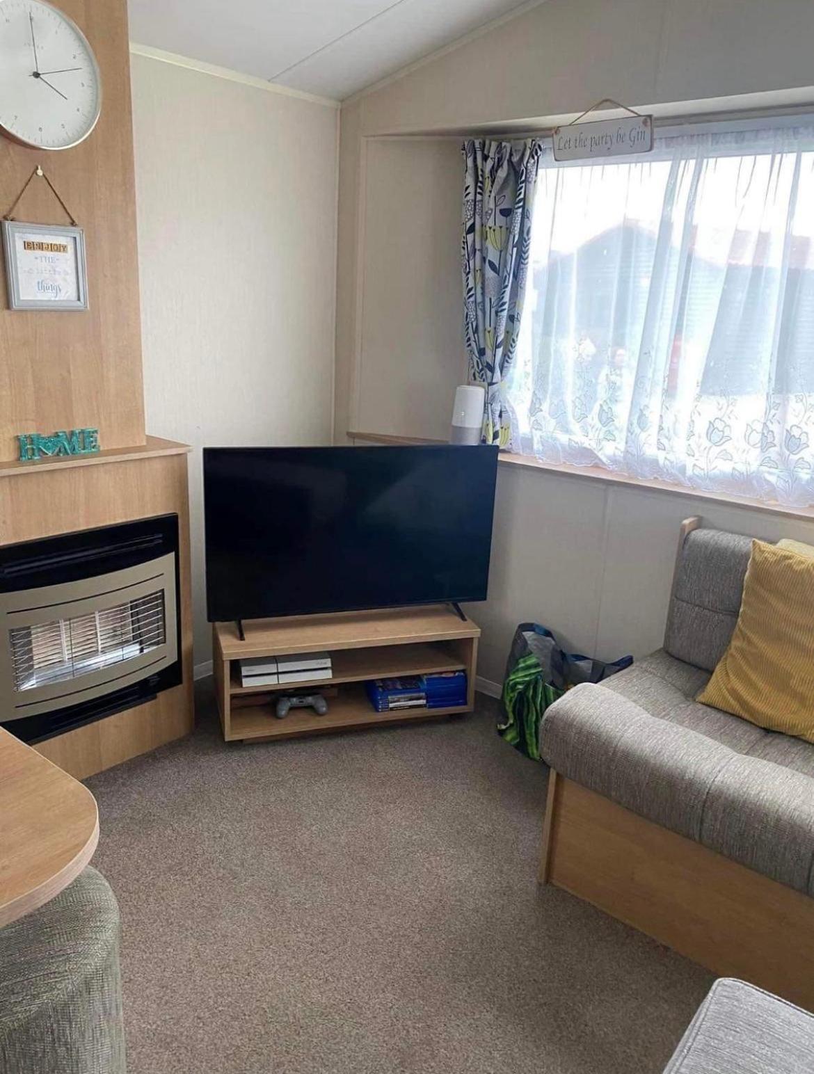 Lottielou's Hot Tub Breaks At Tattershall Lakes Campsite Lincoln