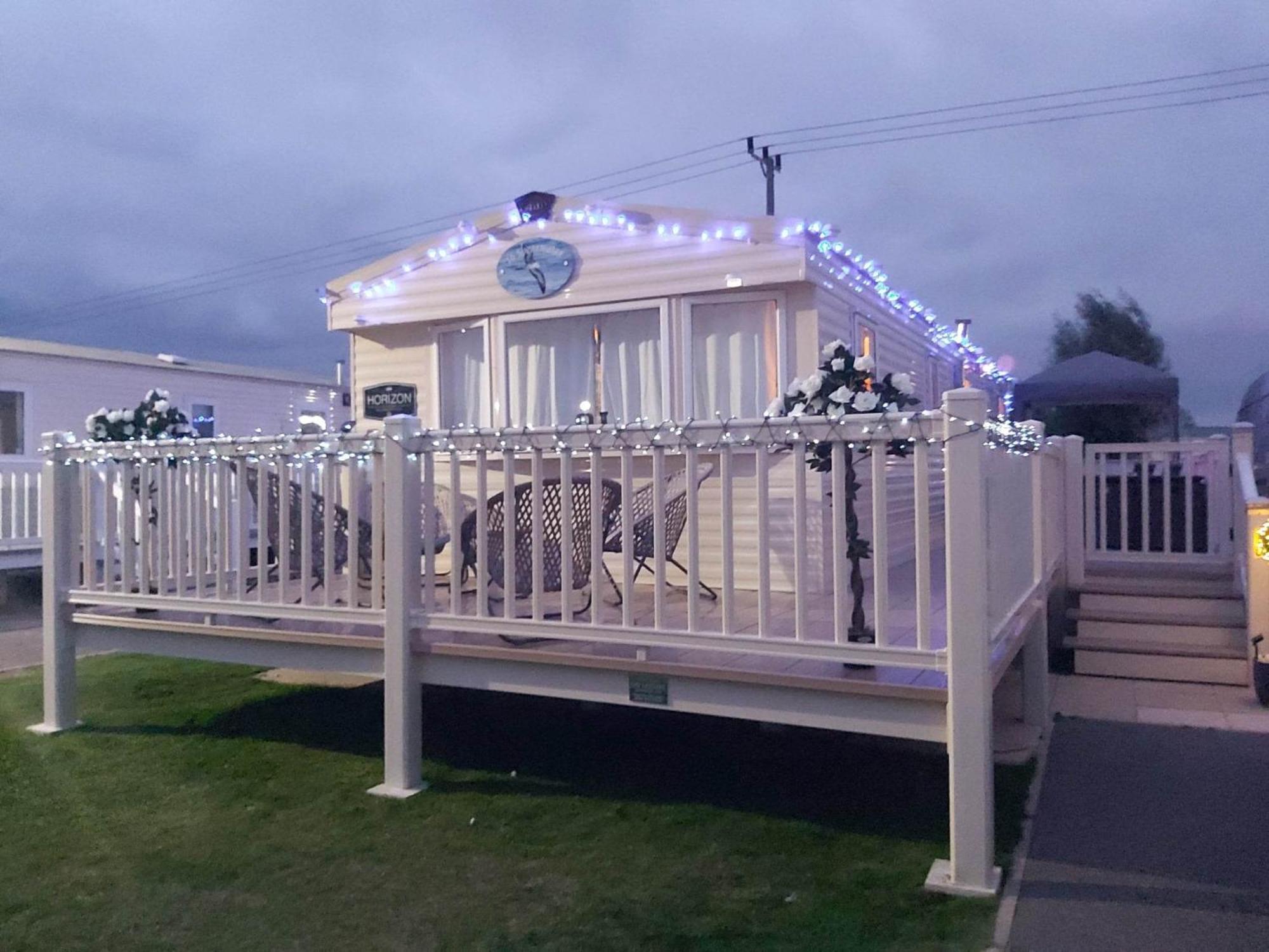 Caravansleeps8-hottub-fireplace-garden-patio *