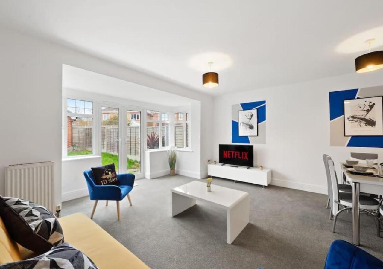 Stylish 4-bedroom With Scenic Garden Views, Free Wifi & Parking - Perfectly Located Near Apartment Lincoln
