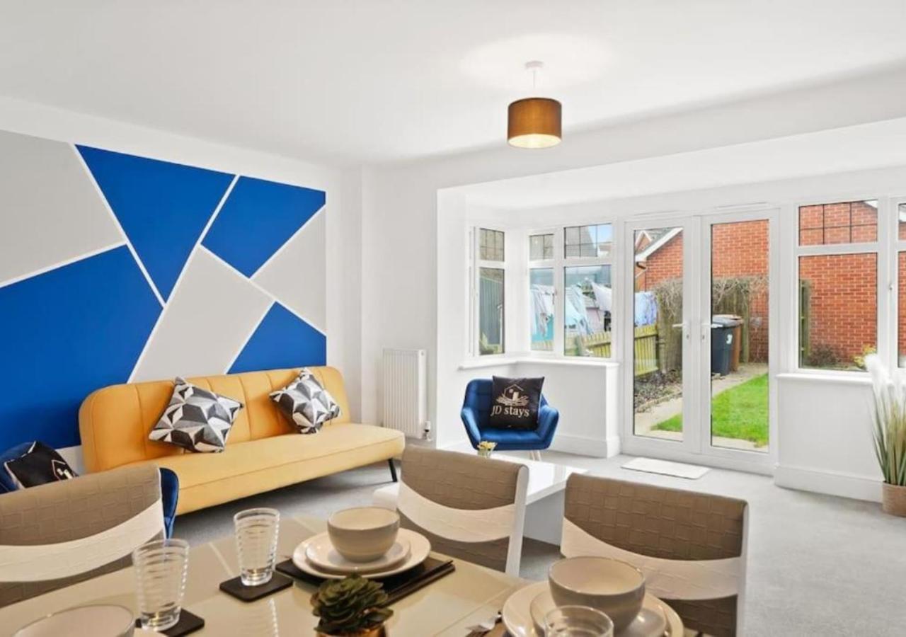 Stylish 4-bedroom With Scenic Garden Views, Free Wifi & Parking - Perfectly Located Near Lincoln