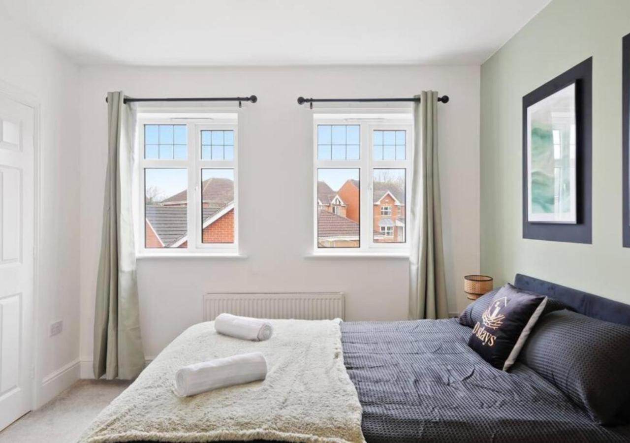 Apartment Stylish 4-bedroom With Scenic Garden Views, Free Wifi & Parking - Perfectly Located Near