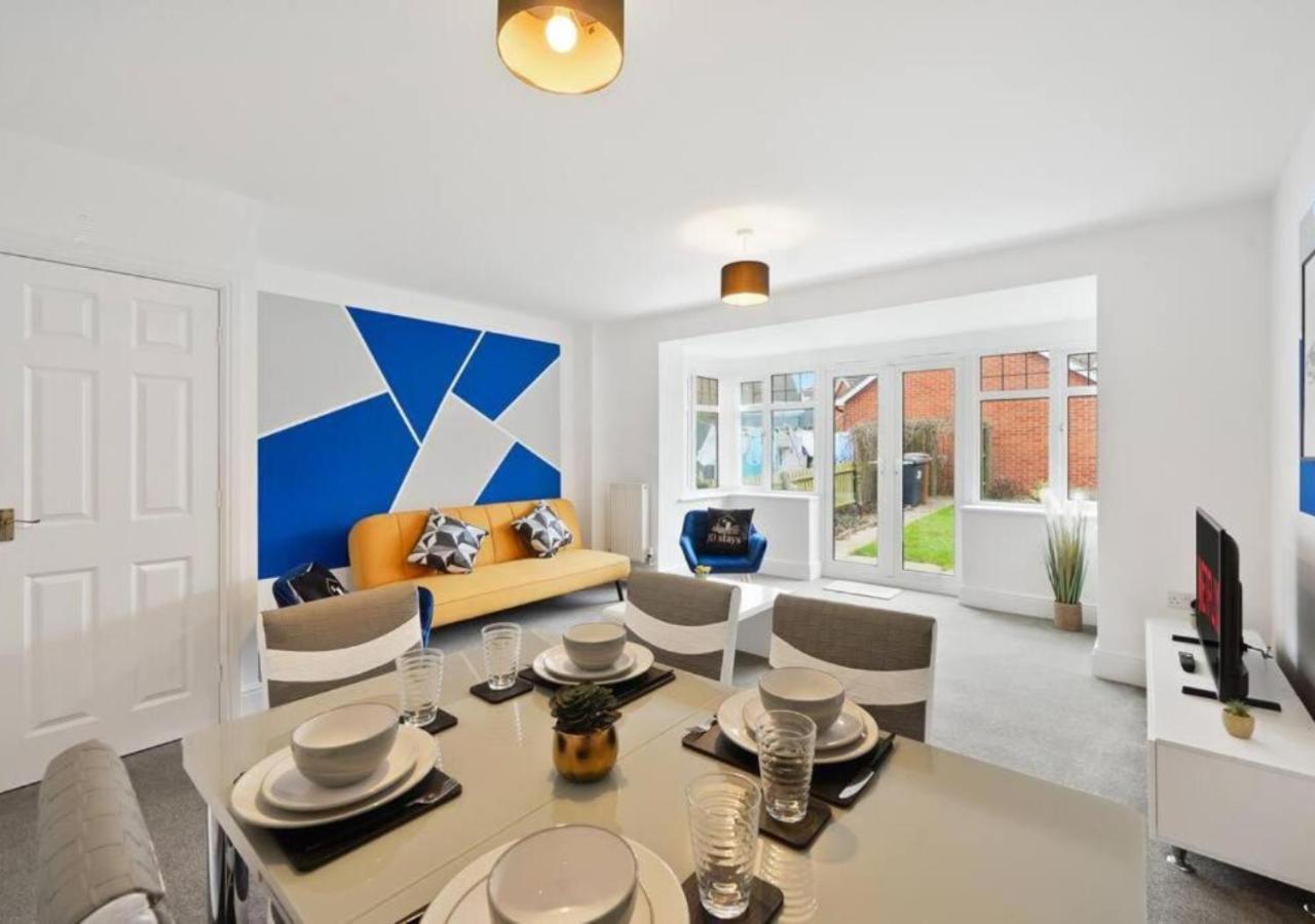 Apartment Stylish 4-bedroom With Scenic Garden Views, Free Wifi & Parking - Perfectly Located Near Lincoln