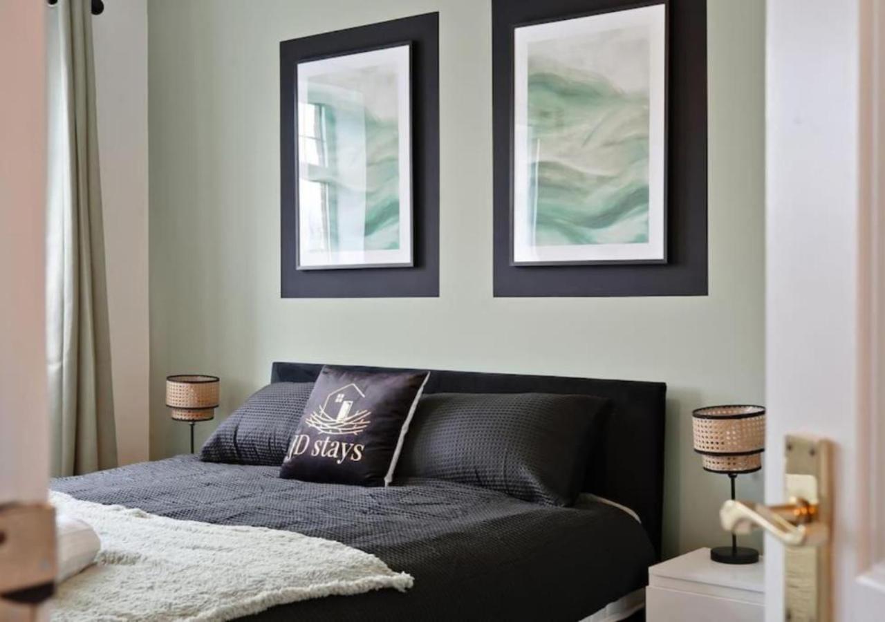 Apartment Stylish 4-bedroom With Scenic Garden Views, Free Wifi & Parking - Perfectly Located Near *