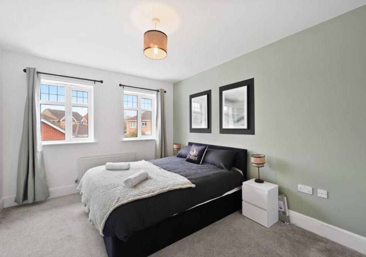 Apartment Stylish 4-bedroom With Scenic Garden Views, Free Wifi & Parking - Perfectly Located Near