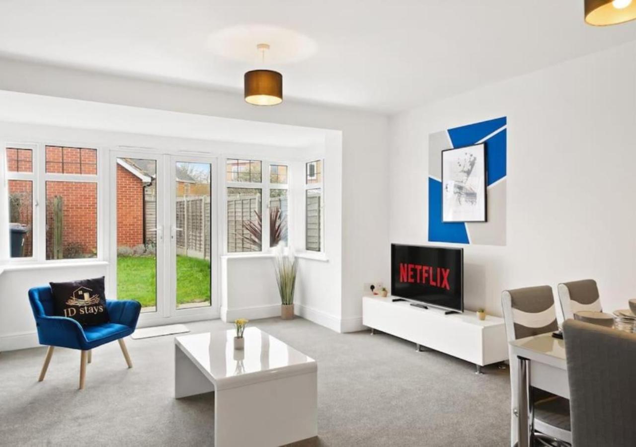 Stylish 4-bedroom With Scenic Garden Views, Free Wifi & Parking - Perfectly Located Near