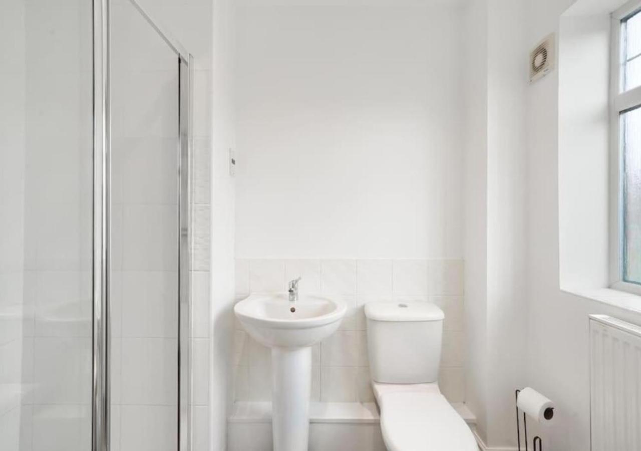 Stylish 4-bedroom With Scenic Garden Views, Free Wifi & Parking - Perfectly Located Near * Lincoln
