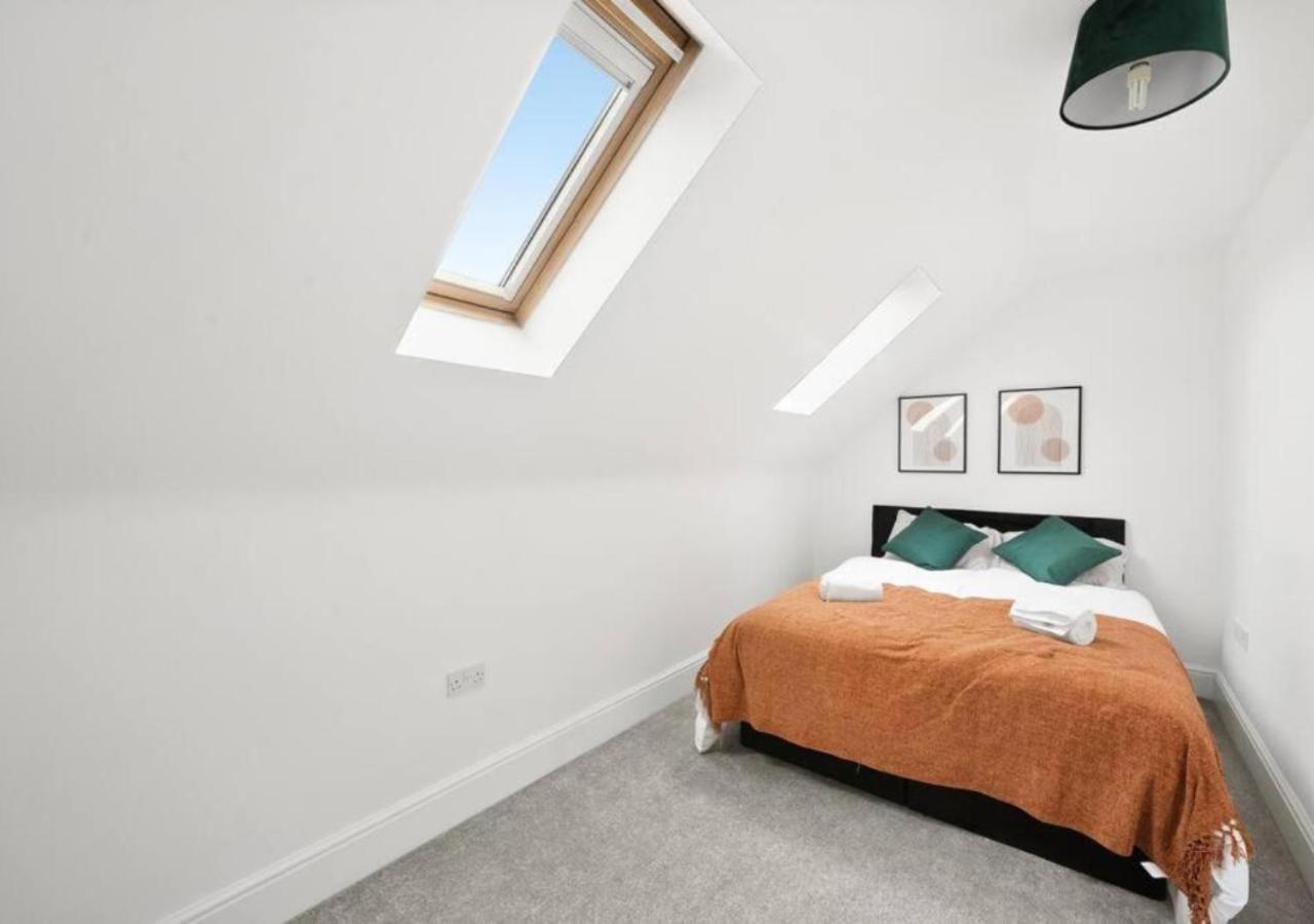 Stylish 4-bedroom With Scenic Garden Views, Free Wifi & Parking - Perfectly Located Near Apartment Lincoln