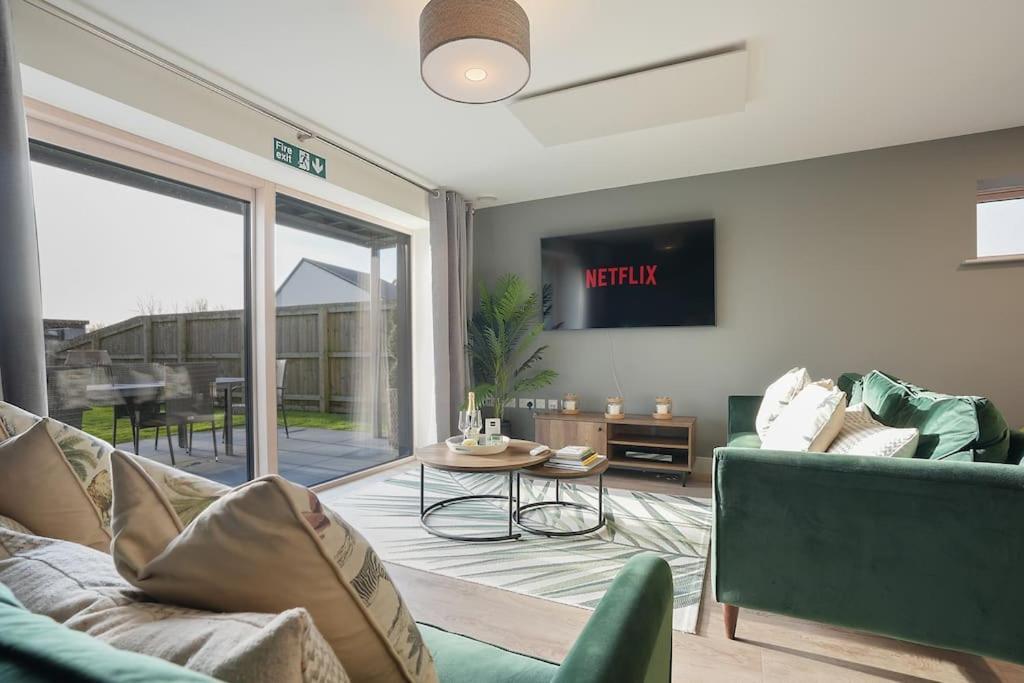 Spacious 4 Bed With Gym And Tennis Court *