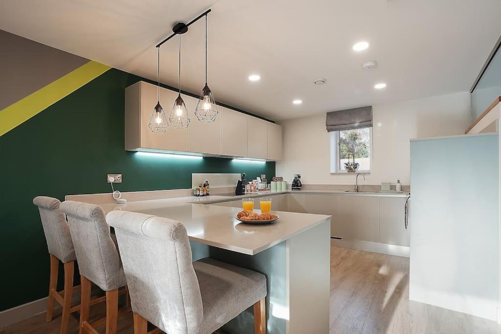 Spacious 4 Bed With Gym And Tennis Court Holiday home *