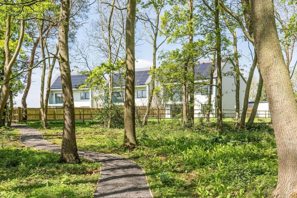 Spacious 4 Bed With Gym And Tennis Court *