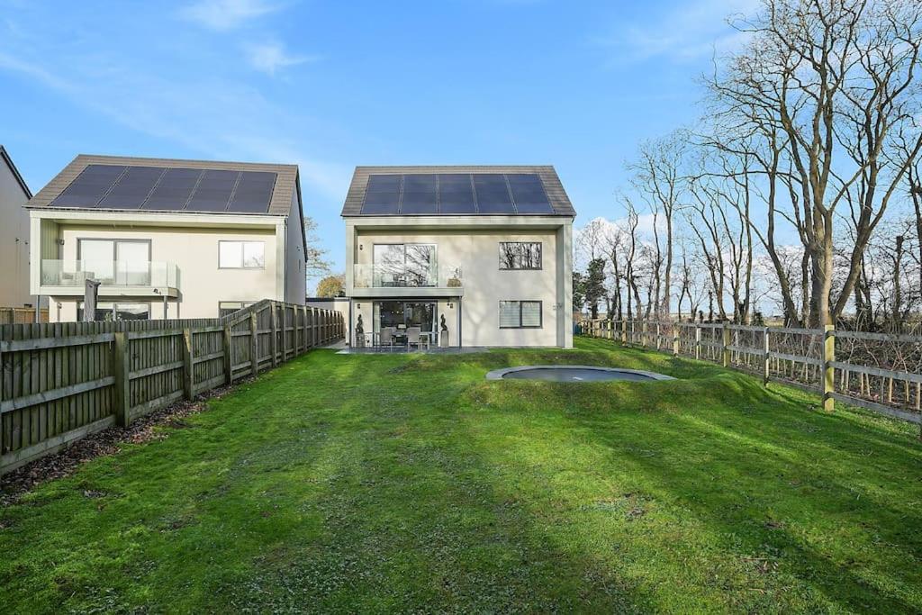 Holiday home Spacious 4 Bed With Gym And Tennis Court *
