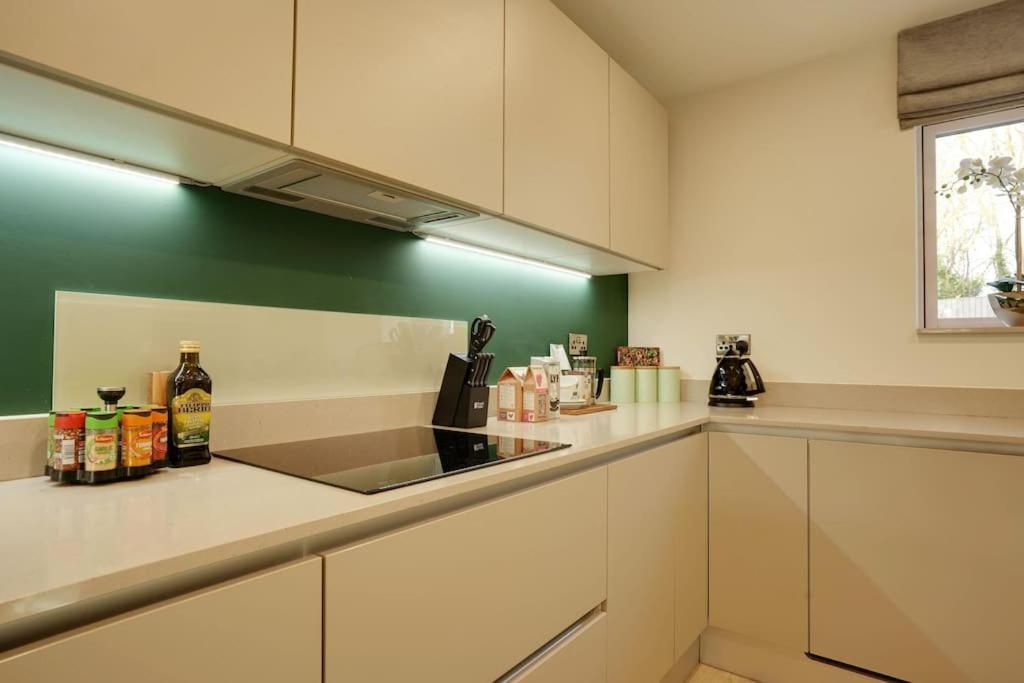 Spacious 4 Bed With Gym And Tennis Court Lincoln