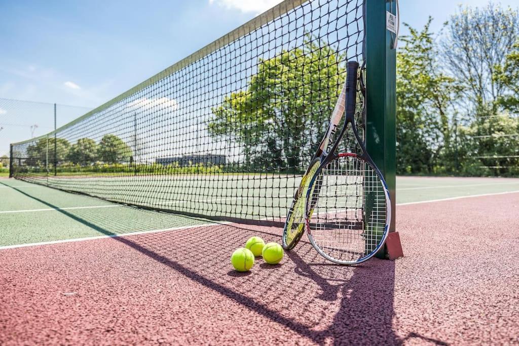 Spacious 4 Bed With Gym And Tennis Court Holiday home