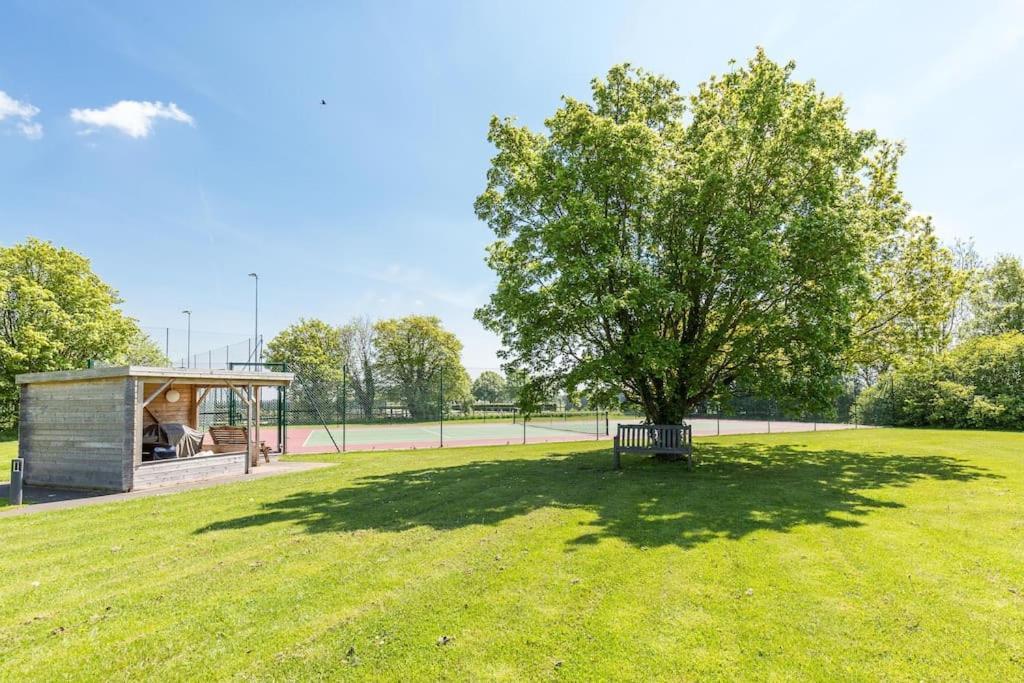 Spacious 4 Bed With Gym And Tennis Court *