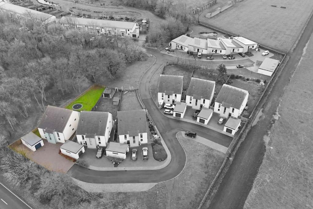 Spacious 4 Bed With Gym And Tennis Court Holiday home *