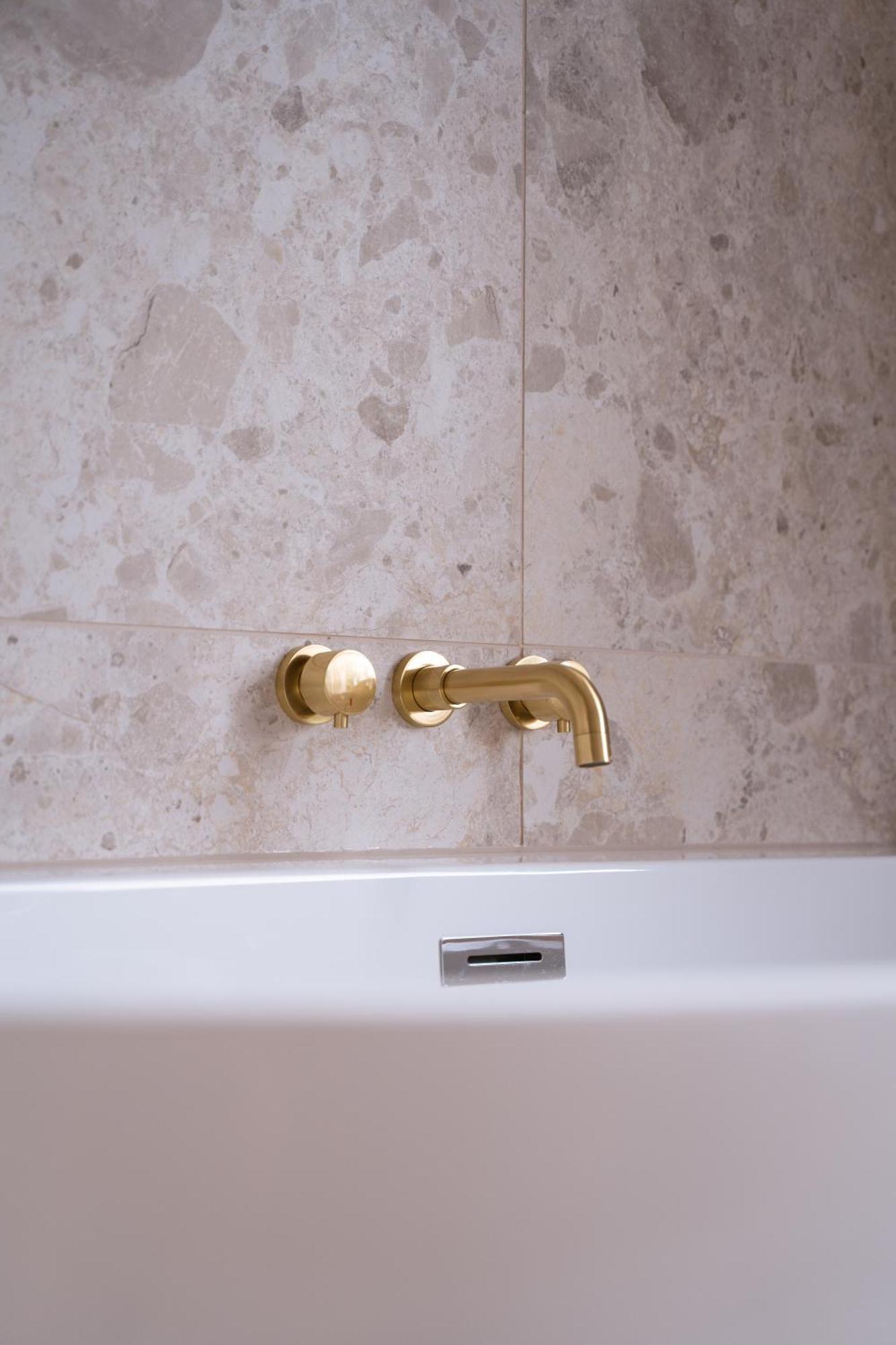 Our House Collective - Luxury In Centre, Hot Tub, Sleeps 16 *