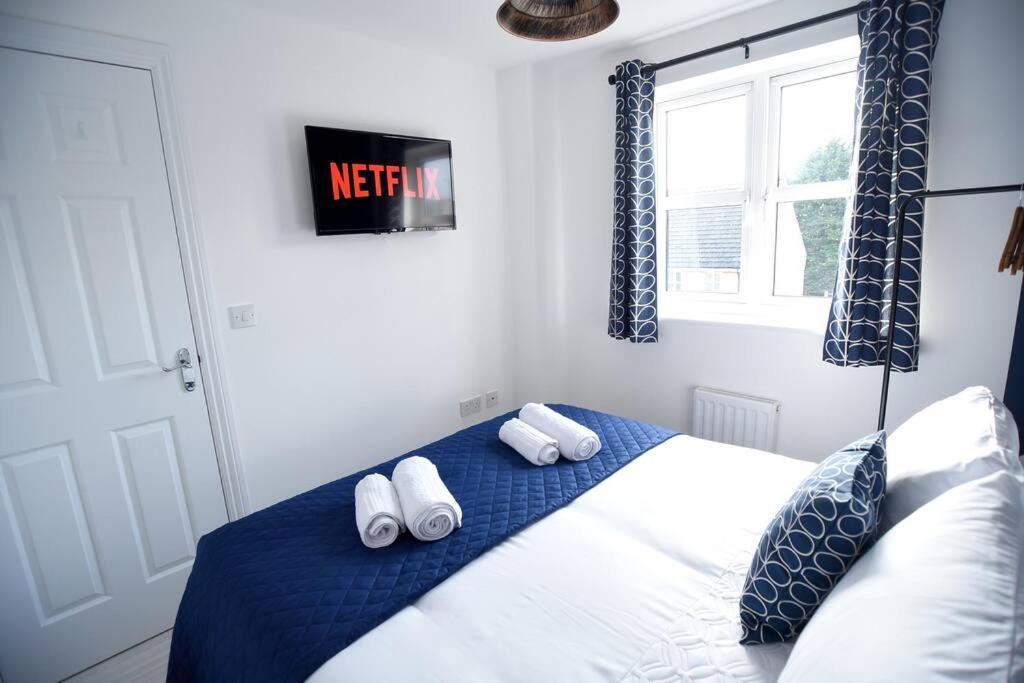 Modern 4 Bed - - Parking