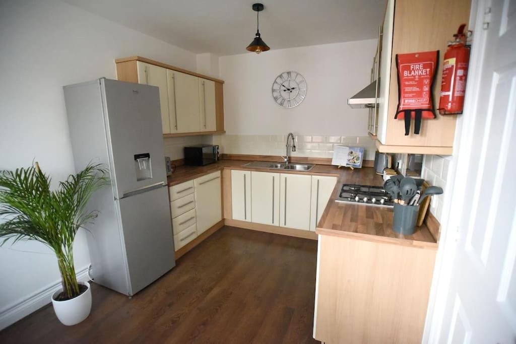 Modern 4 Bed - - Parking Holiday home Lincoln