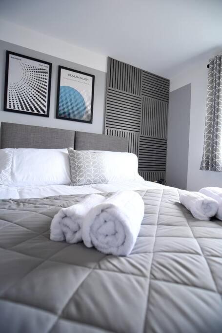 Modern 4 Bed - - Parking *