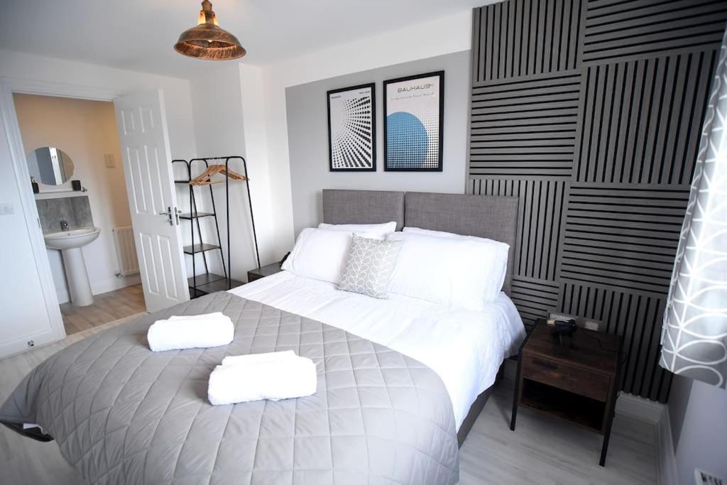 Modern 4 Bed - - Parking